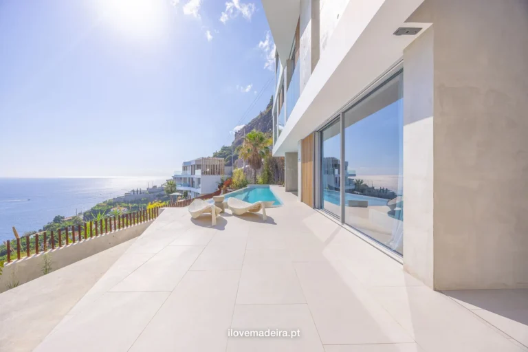 Aurora III, three bedroom villa with infinity pool in Arco da Calheta