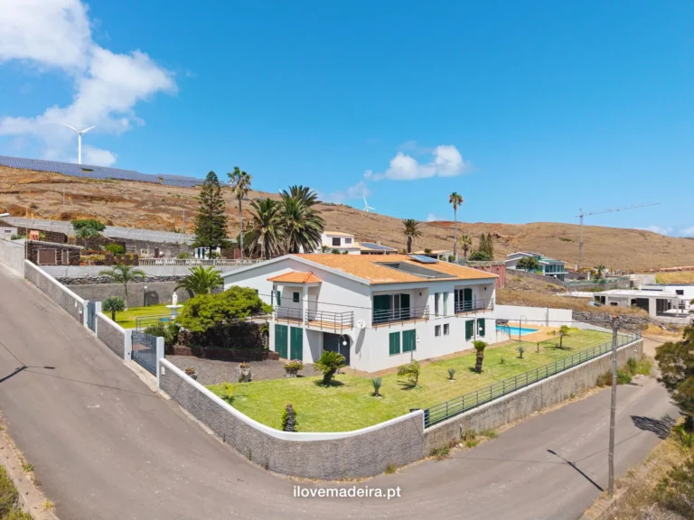Detached four bedroom house with sea views in Caniçal, Machico