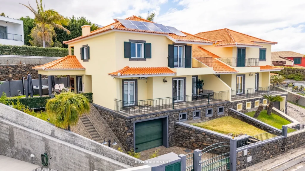 Four bedroom family house with jacuzzi and garden in São Martinho, photo 1