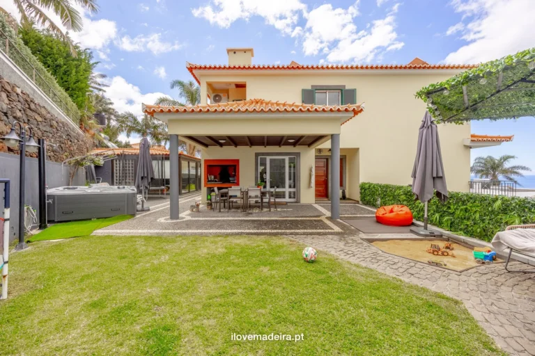 Four bedroom family house with jacuzzi and garden in São Martinho