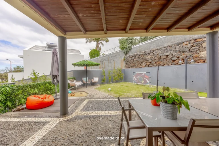 Four bedroom family house with jacuzzi and garden in São Martinho