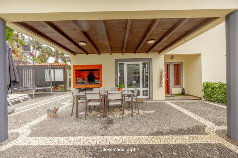 Four bedroom family house with jacuzzi and garden in São Martinho