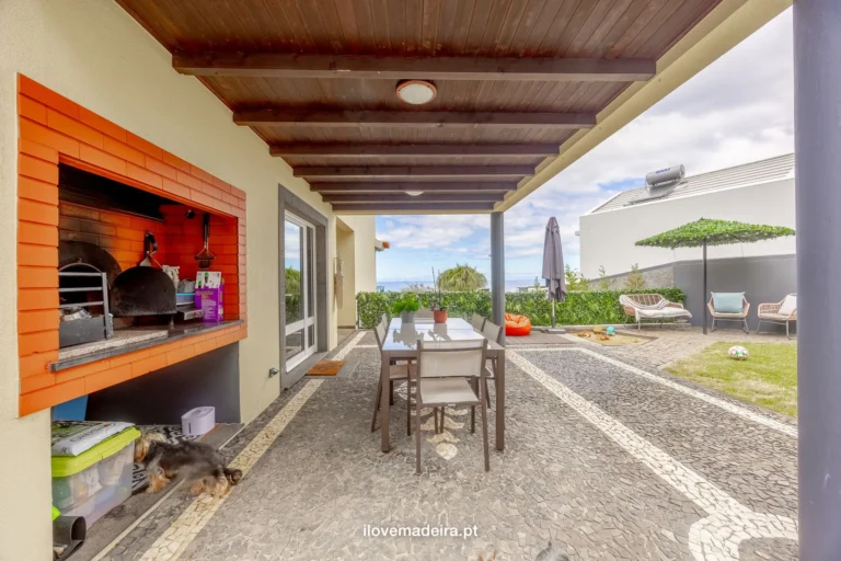 Four bedroom family house with jacuzzi and garden in São Martinho