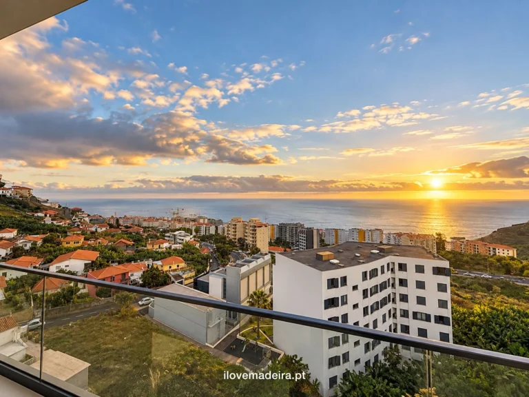 Four bedroom penthouse with 200 m² terrace and private pool, Funchal