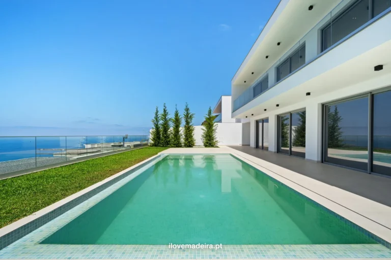 Four bedroom villa with 42 m² infinity-style pool in Arco da Calheta, photo 3