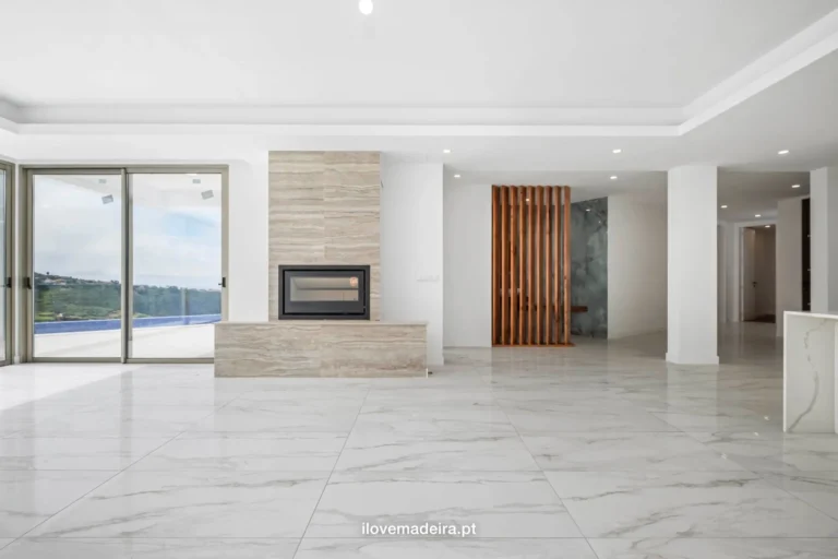 New single storey villa with three suites and heated pool in Fajã da Ovelha