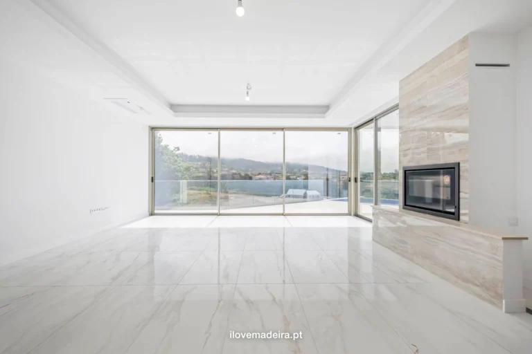 New single storey villa with three suites and heated pool in Fajã da Ovelha