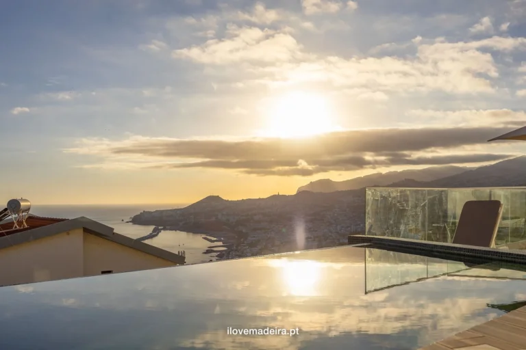 Three bedroom house with infinity pool and bay views, São Gonçalo