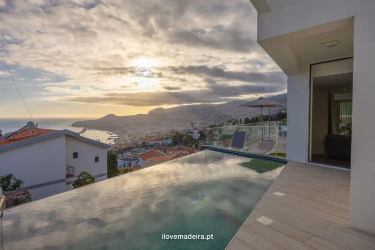 Three bedroom house with infinity pool and bay views, São Gonçalo