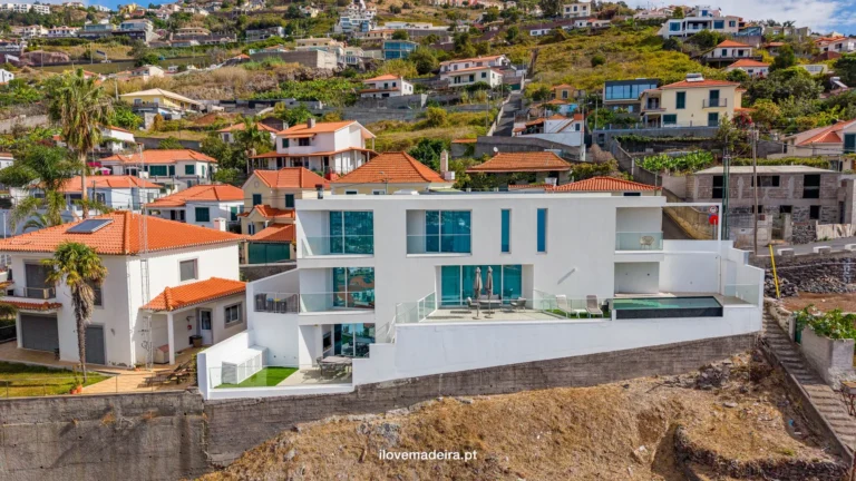 Three bedroom house with infinity pool and bay views, São Gonçalo