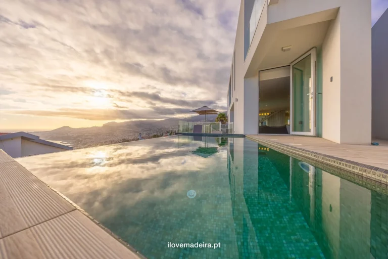 Three bedroom house with infinity pool and bay views, São Gonçalo
