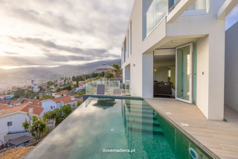 Three bedroom house with infinity pool and bay views, São Gonçalo