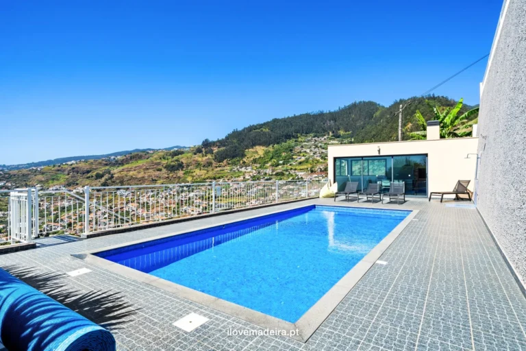 Three bedroom villa with pool on a 2,785 m² plot in Arco da Calheta