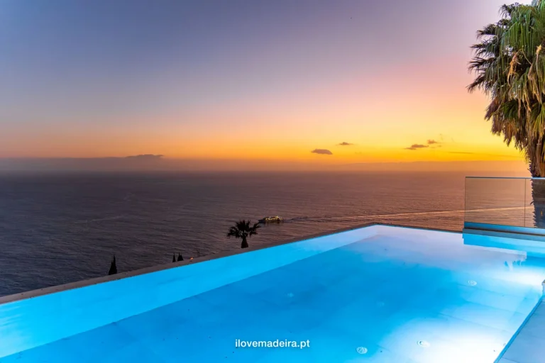Villa Brandão Mello, four suite villa with infinity pool in Caniço