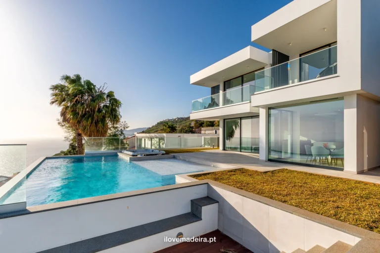 Villa Brandão Mello, four suite villa with infinity pool in Caniço