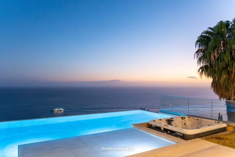 Villa Brandão Mello, four suite villa with infinity pool in Caniço
