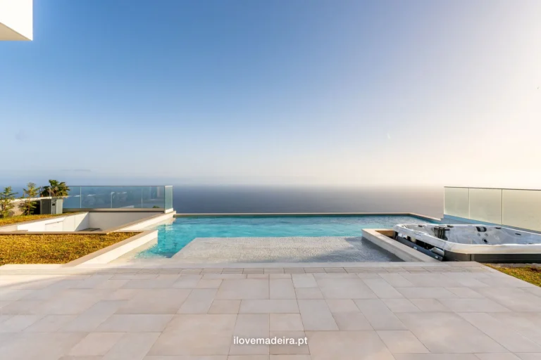 Villa Brandão Mello, four suite villa with infinity pool in Caniço