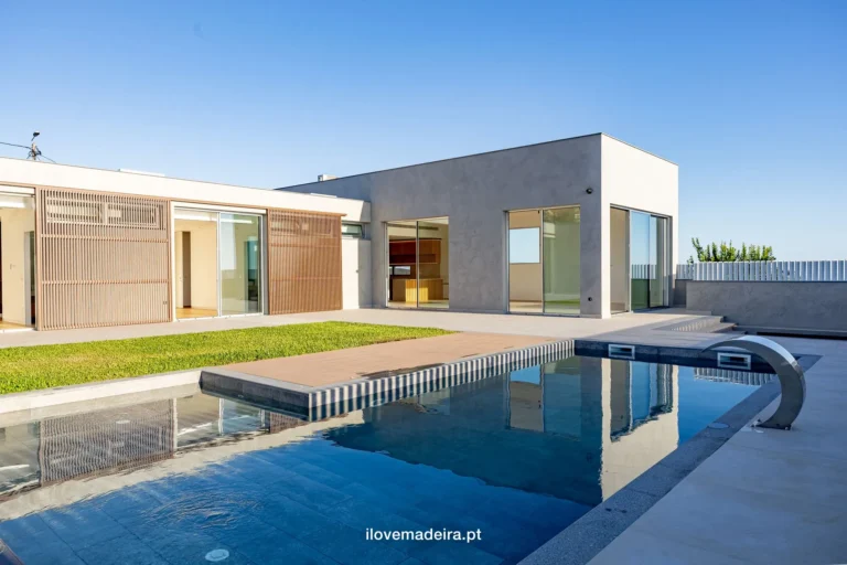 Villa Lumina, single storey villa with three suites and heated pool in São Martinho