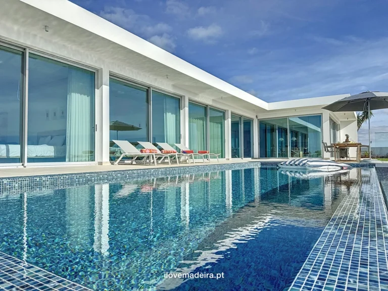 Villa with three suites and infinity pool in Prazeres, Calheta, photo 2